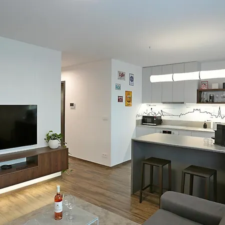 Modern Near The Centre Urban Apartmán